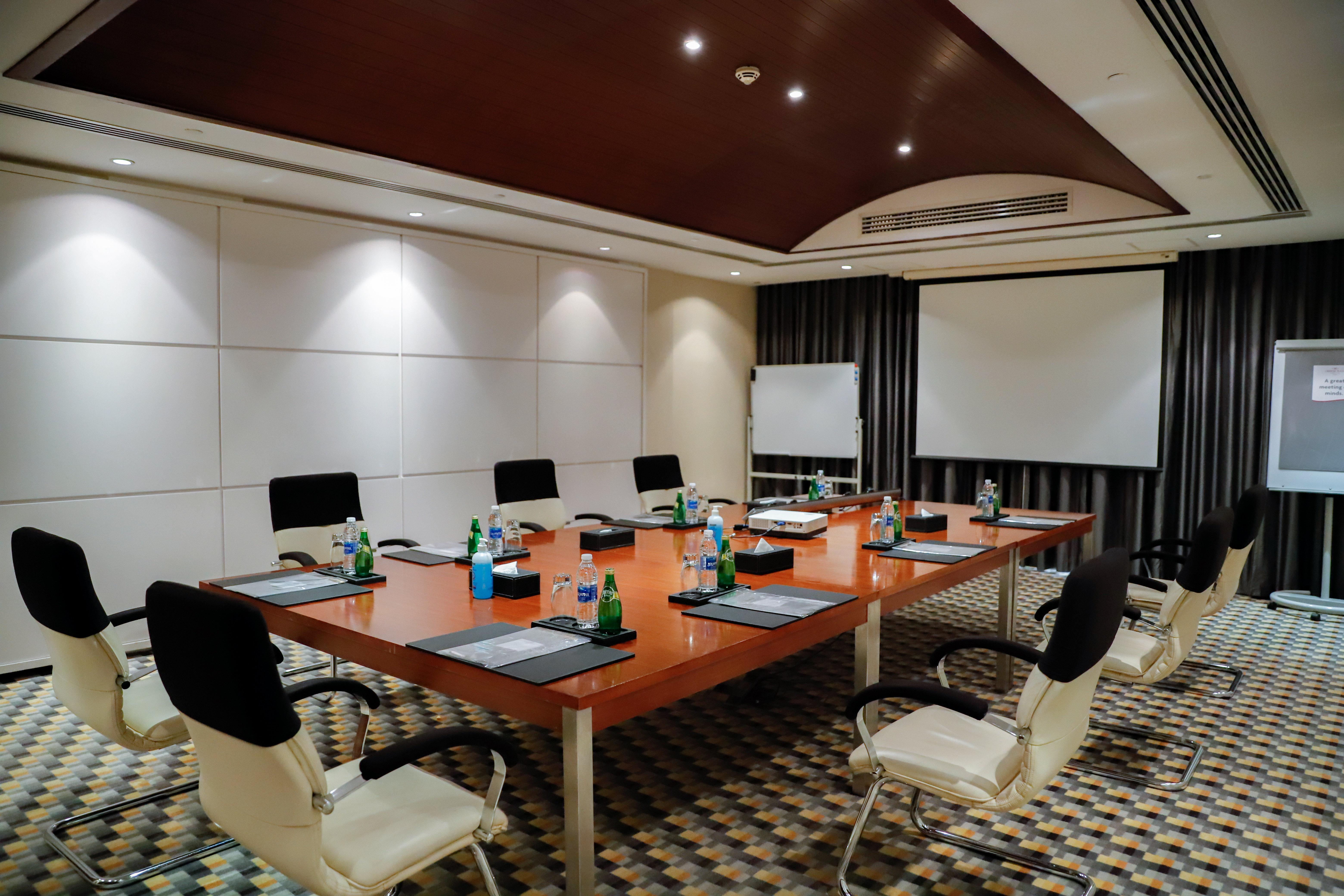 Отель Crowne Plaza Sohar By Ihg Экстерьер фото